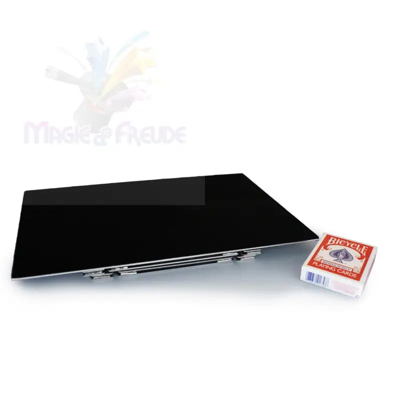 Eine schwarze, klappbare Spielmatte mit einem Deck von Bicycle-Spielkarten.