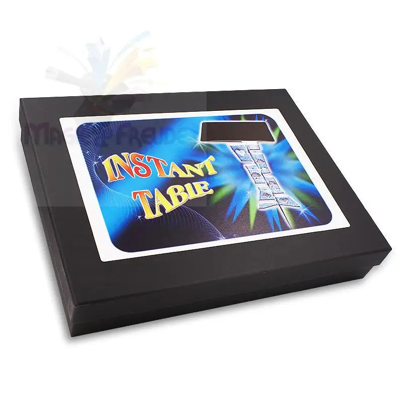 Schwarze flache Schachtel mit einem bunten Etikett auf der Oberseite.