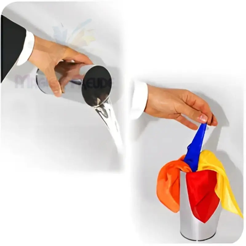 Ein Set aus zwei Metallbechern, die für Zaubertricks verwendet werden, wobei der eine scheinbar endlos Wasser ausgießt und der andere bunte Seidenschals produziert.