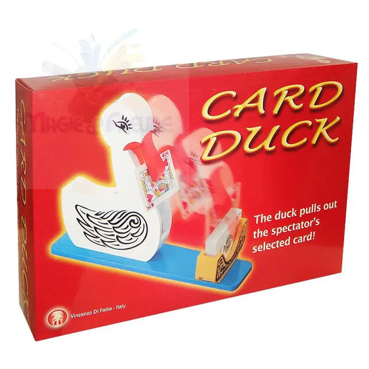 Ein Zaubertrickrequisit mit einer weißen Ente, die eine Spielkarte zieht.