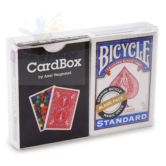 Ein Set mit zwei Spielkartensätzen, von denen einer eine leere Vorderseite und der andere eine ’CardBox’ mit Süßigkeiten und einer Karte mit roter Rückseite zeigt.