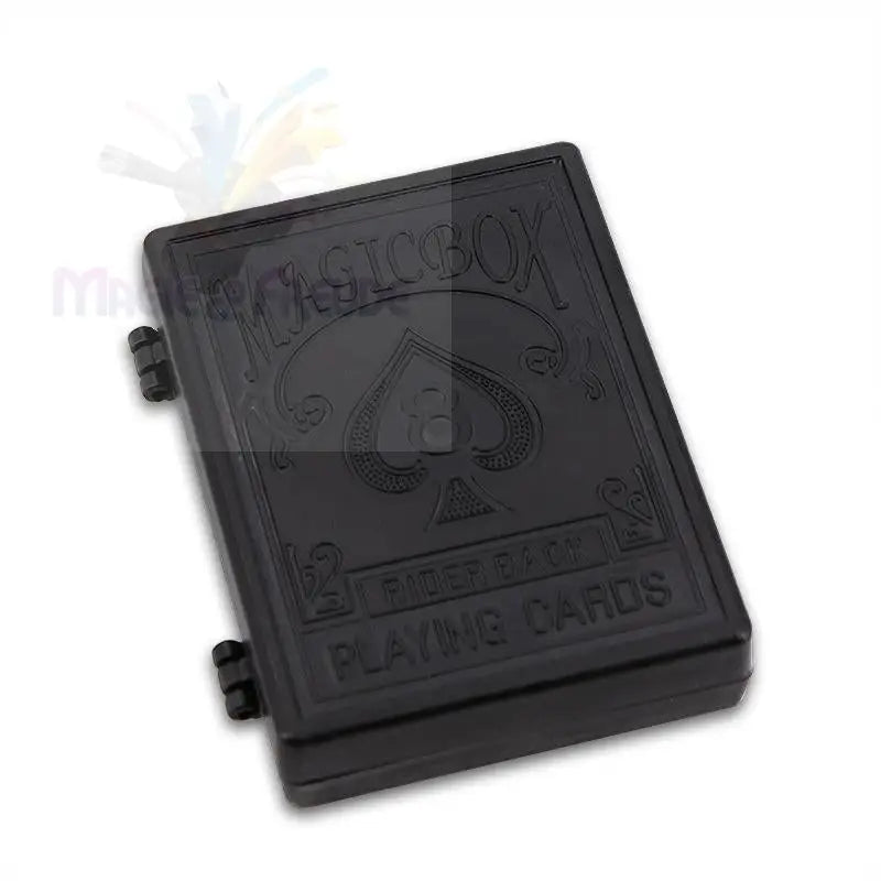 Schwarze Spielkartenbox aus Kunststoff mit strukturiertem Design.