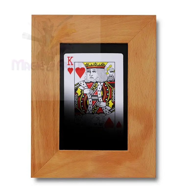 Ein hölzerner Bilderrahmen mit einer Herzkönig-Spielkarte.