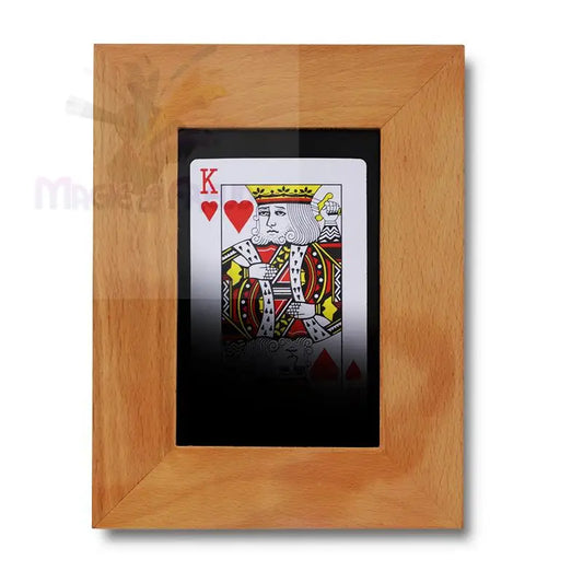 Ein hölzerner Bilderrahmen mit einer Herzkönig-Spielkarte.