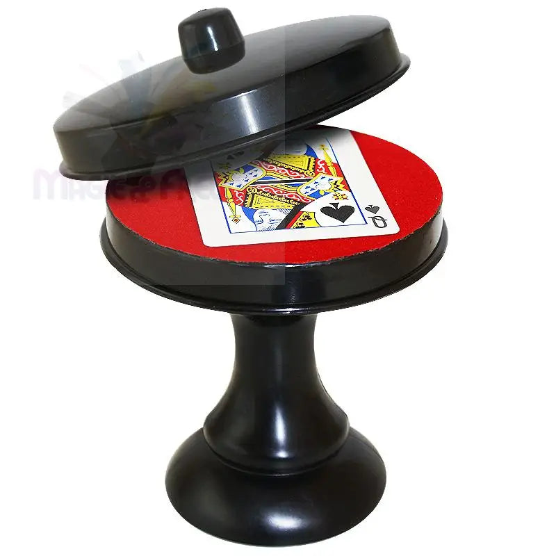 Schwarzes Plastikrequisit für Zaubertricks mit rotem Filzdeckel.