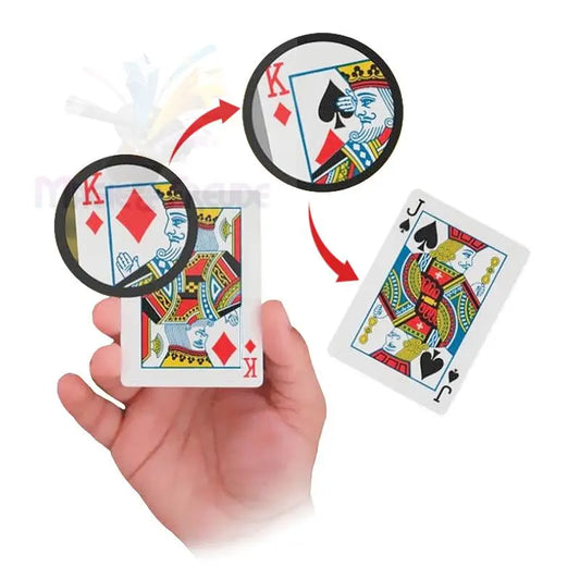 Eine Hand mit einer sich verwandelnden Spielkarte, die einen Karo-König zeigt, der sich in einen Pik-König und dann in einen Pik-Buben verwandelt.