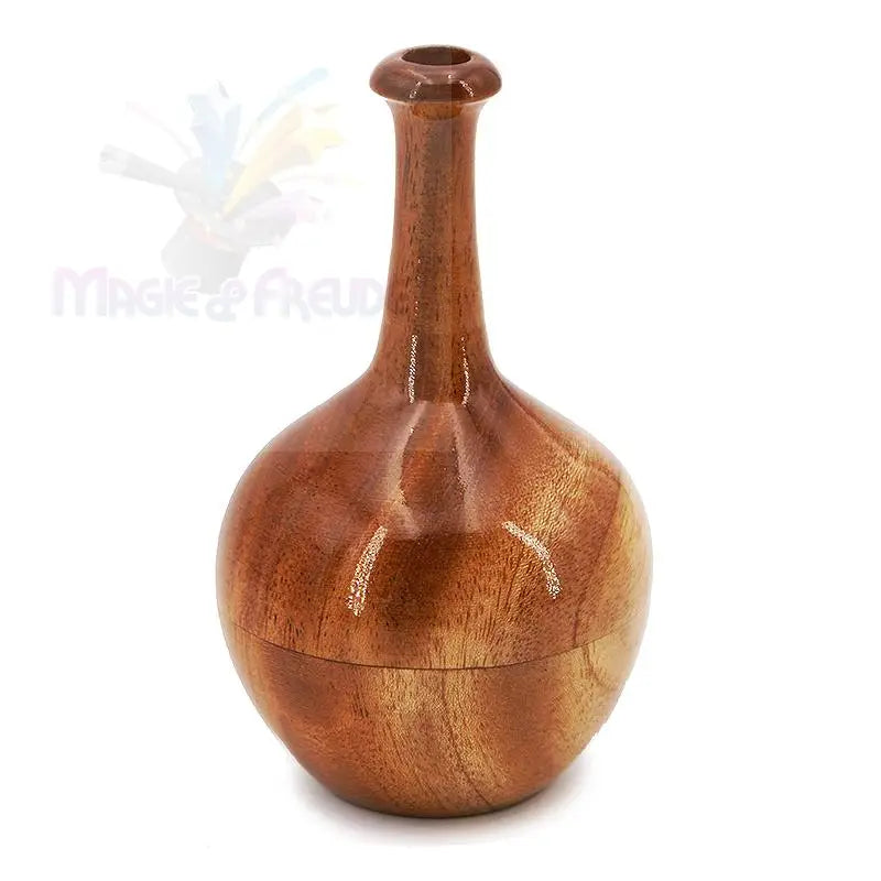 Eine polierte Holzvase mit bauchigem Boden und schlankem Hals.