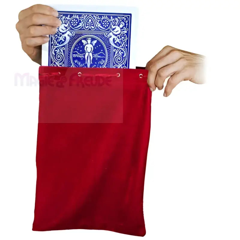 Ein roter Samtbeutel mit Kordelzug, in den eine blaue Spielkarte eingelegt ist.