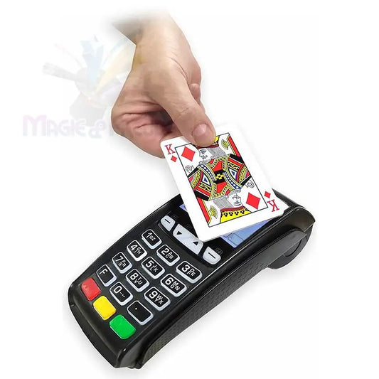 Eine Hand hält eine Karo-König-Spielkarte über einem schwarzen Zahlungsterminal mit Tastatur.