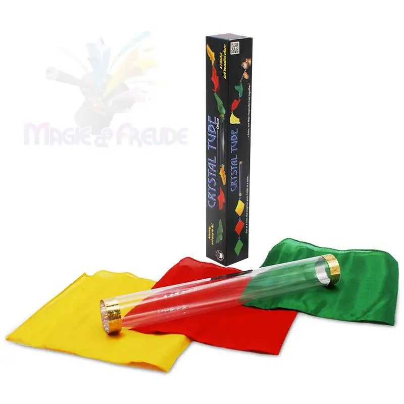 Eine durchsichtige Plastikröhre mit goldenen Enden, drei farbige Stoffquadrate und eine schwarze Schachtel mit der Aufschrift ’Crystal Tube’.