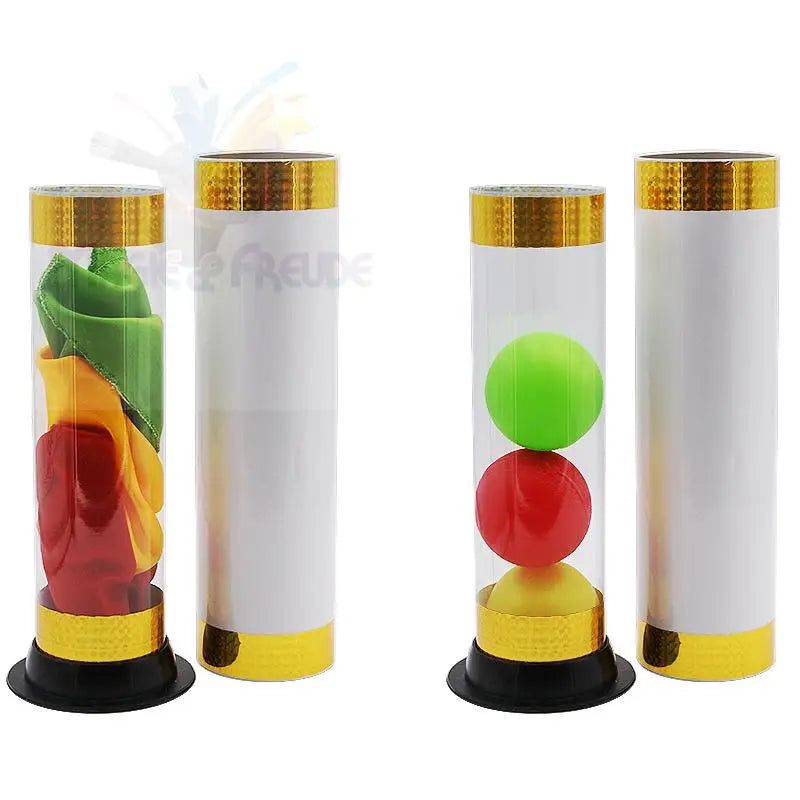 Ein Set aus durchsichtigen und undurchsichtigen Röhren mit bunten Gegenständen für einen Zaubertrick.