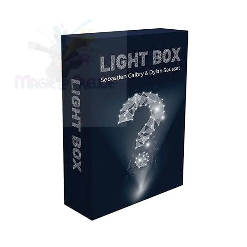 Ein dunkelblauer Kasten mit einem leuchtenden Fragezeichen und dem Text LIGHT BOX’ und Sebastien Calbry & Dylan Sausset’.