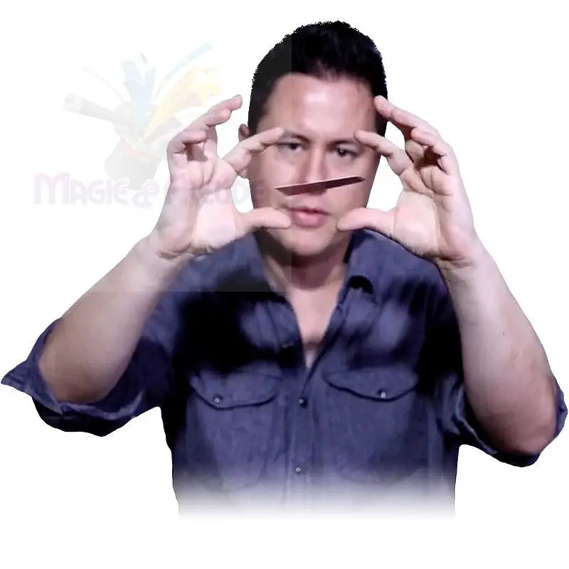 Ein Mann, der einen dünnen, flachen Gegenstand zwischen seinen Händen hält, als ob er ihn messen oder einrahmen würde.