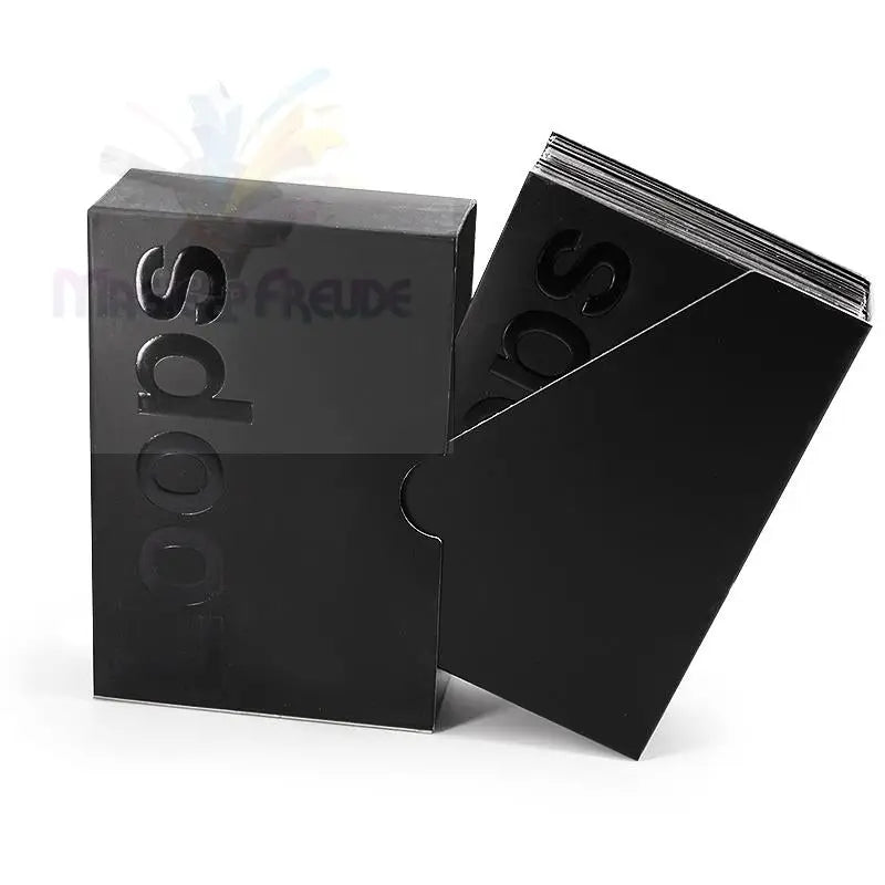 Schwarze Schachtel mit einem Stapel von Karten, auf denen ’sdops’ eingeprägt ist.