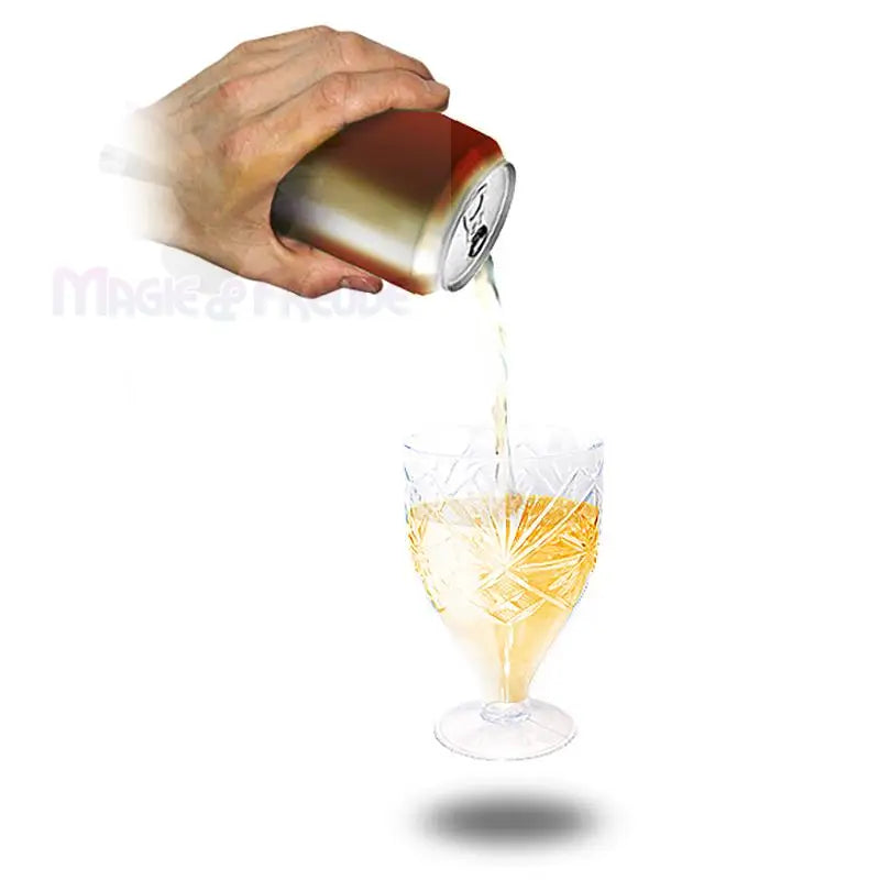 Eine Hand gießt ein Getränk aus einer Dose in ein dekoratives Glas.