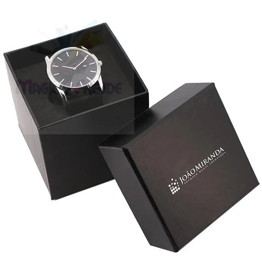 Eine schwarze Uhr in einer offenen schwarzen Schachtel.