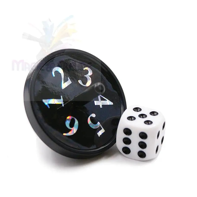 Ein schwarzer Kreisel mit schillernden Zahlen und einem weißen Würfel.