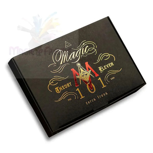 Eine schwarze Schachtel mit goldener und roter Schrift und einem Freimaurer-Symbol, die wahrscheinlich Zaubertricks oder ein Produkt mit magischem Inhalt enthält.