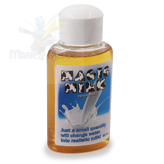 Eine durchsichtige Plastikflasche mit einer weißen Kappe, die eine gelbliche Flüssigkeit enthält, die mit ’Magic Milk concentrated’ beschriftet ist und angibt, dass sie Wasser in echte Milch verwandelt.
