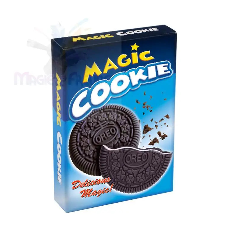 Eine Schachtel Magic Cookies mit zwei Schokoladen-Sandwich-Keksen, einem ganzen und einem angebissenen, auf denen das Wort ’OREO’ zu lesen ist.