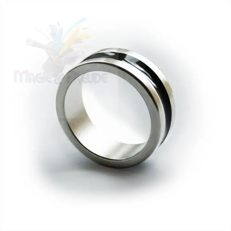 Ein glänzender Silberring mit einer schwarzen Rille.