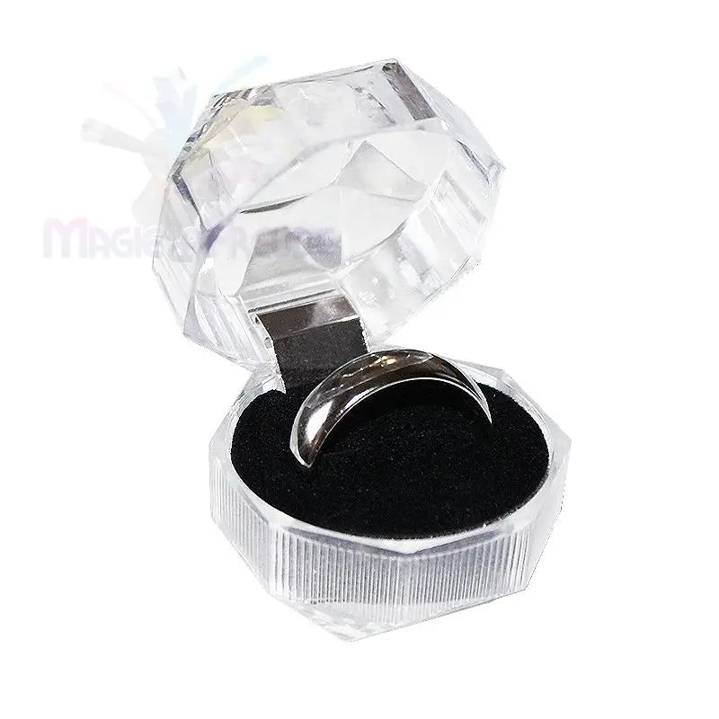 Ein offenes, facettiertes, durchsichtiges Kunststoffringkästchen mit einem einfachen Silberring.