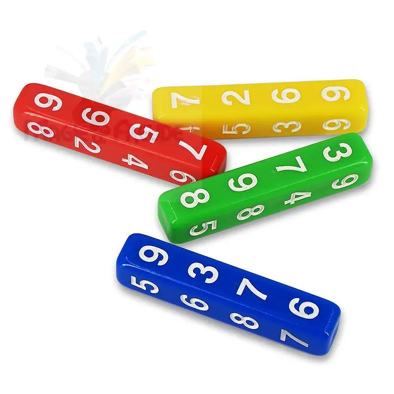 Vier bunte Zahlenstangen aus Kunststoff.