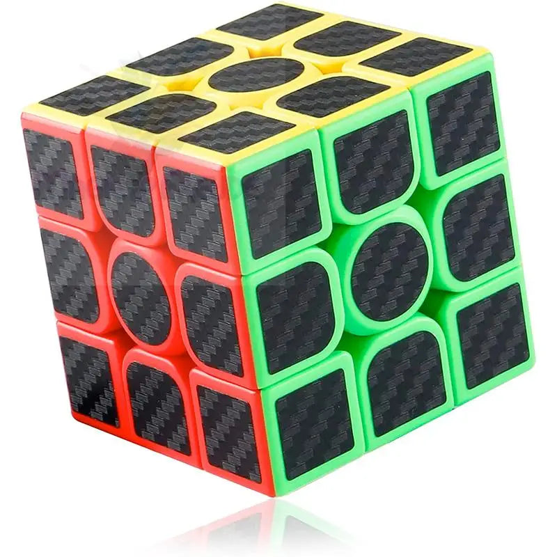 Ein 3x3 Speed Cube mit Kohlefaseraufklebern auf roten, gelben und grünen Flächen.