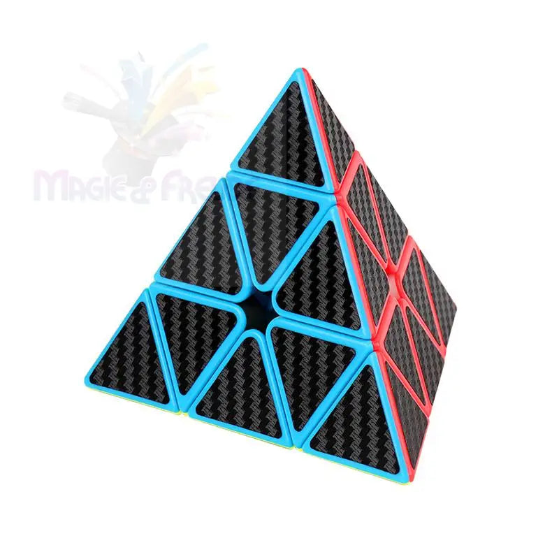 Ein Pyraminx-Puzzle mit Kohlefaseraufklebern und blauen und roten Kunststoffkanten.