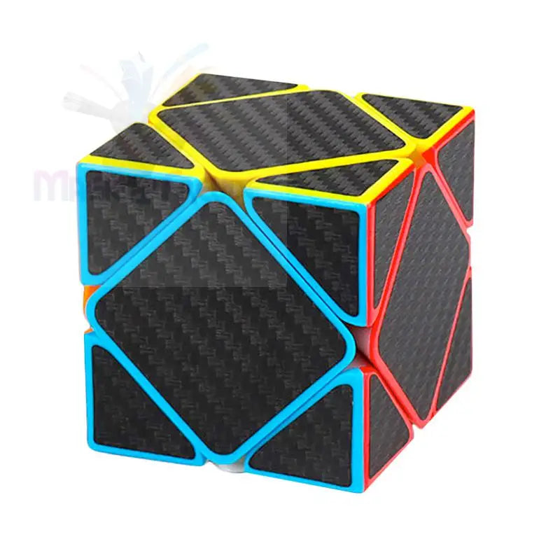 Ein schwarzer Skewb-Würfel mit Kohlefasermuster und bunten Rändern.