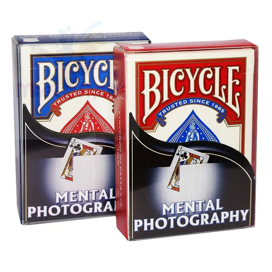 Zwei Decks von Bicycle ’Mental Photography’ Spielkarten, ein blaues und ein rotes.