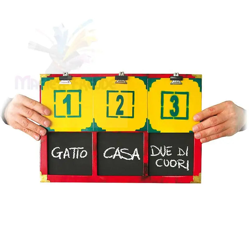 Ein dreiteiliges Spielbrett mit aufklappbaren nummerierten Abschnitten und Kreidetafeln darunter.