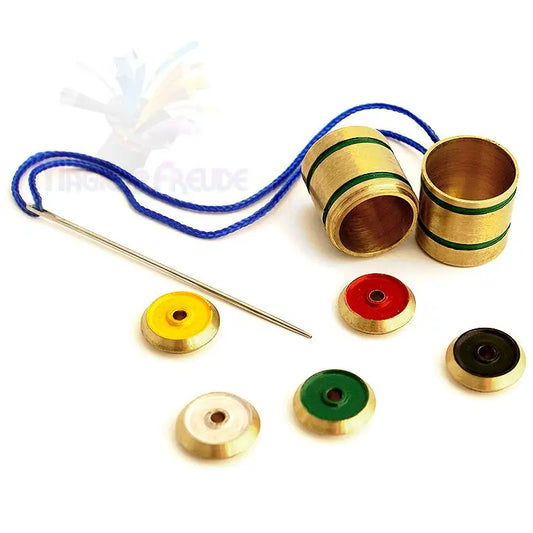 Ein traditionelles indianisches Perlen- und Nadelspielset.