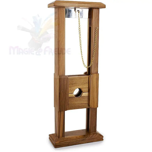 Eine Miniatur-Guillotine aus Holz mit einer Metallklinge und einer goldfarbenen Kette.
