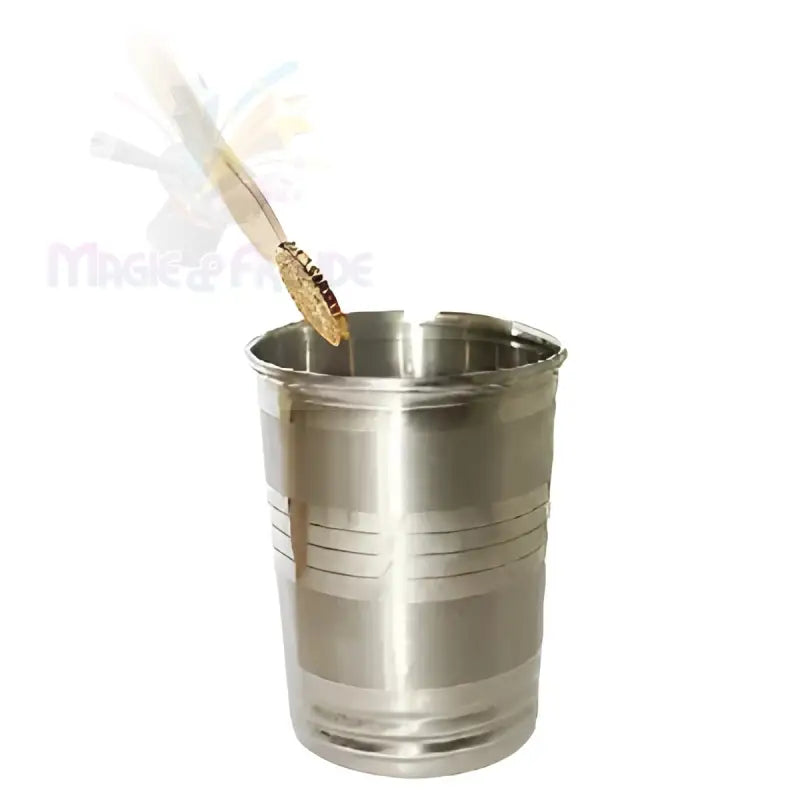 Ein hoher, polierter Metallbecher mit horizontalen Rillen.