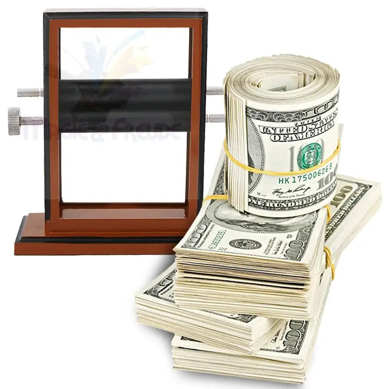 Ein Gerät mit Rollen zum Zählen oder Ausgeben von Geld, neben Stapeln und einer mit Gummibändern gesicherten Rolle von Hundert-Dollar-Scheinen.