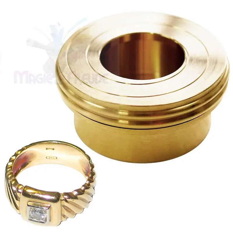 Ein Goldring mit einem quadratischen Diamanten neben einem messingfarbenen Metallobjekt mit kreisförmiger Öffnung und Außengewinde.