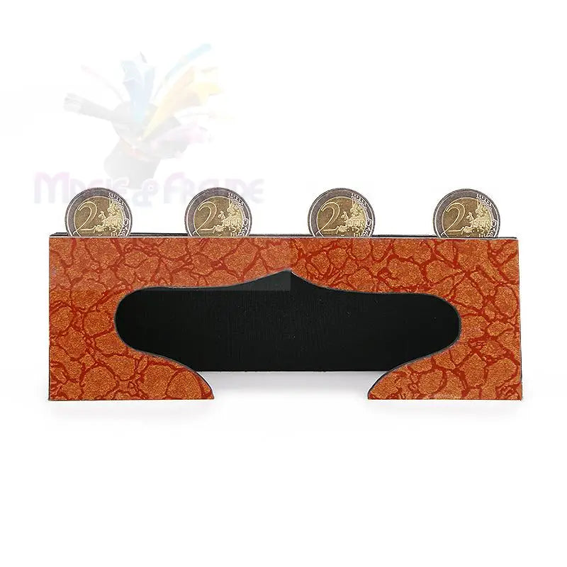 Ein braun-schwarz strukturierter Münzhalter mit vier 2-Euro-Münzen.