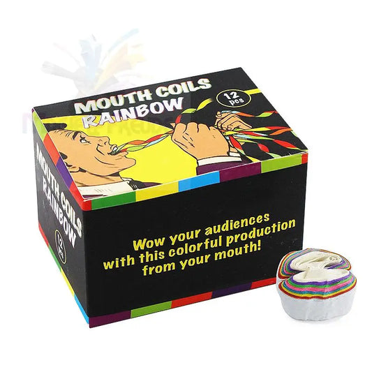 Eine Schachtel mit ’Mouth Coils Rainbow’-Zaubertrickrequisiten, wobei eine Spirale außerhalb der Schachtel sichtbar ist.