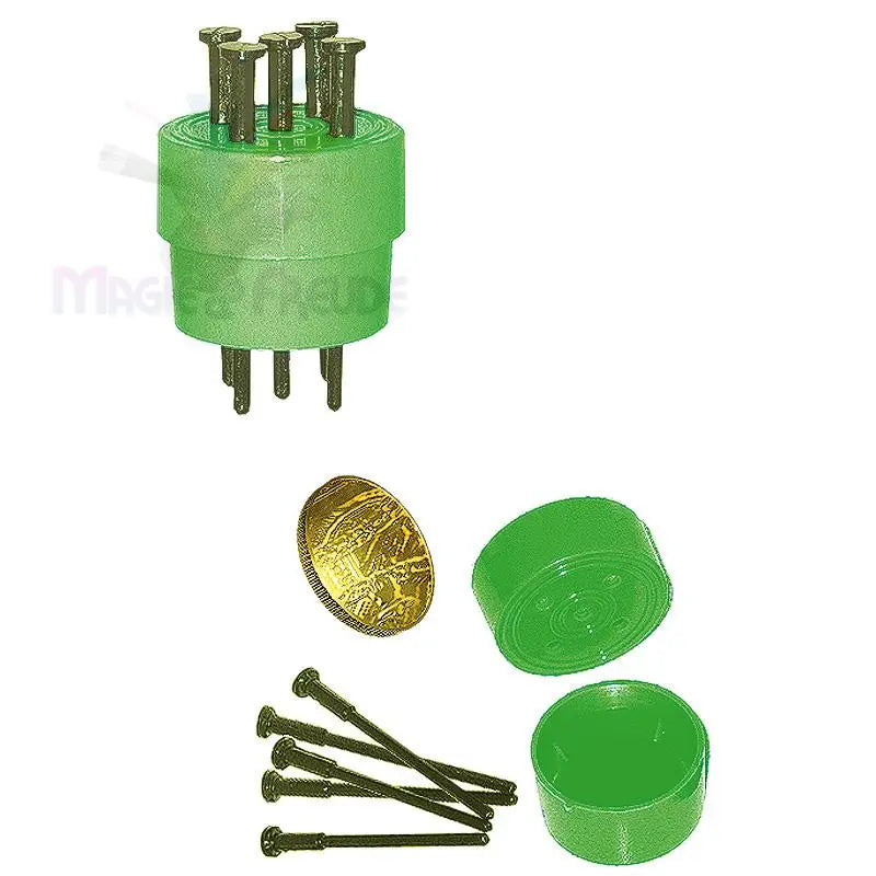 Ein grünes Kunststoffgerät mit sieben Metallstiften, die oben und unten aus dem Gerät herausragen.