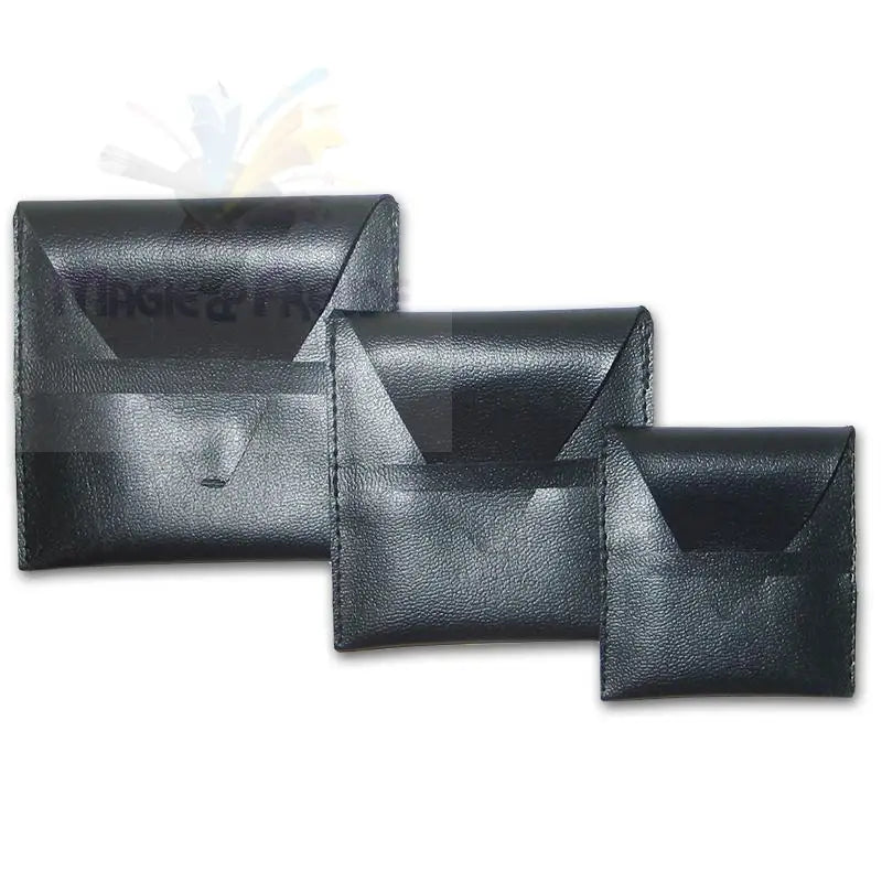 Ein Set aus drei schwarzen Münzgeldbeuteln aus Leder mit einem dreieckigen Klappverschluss.