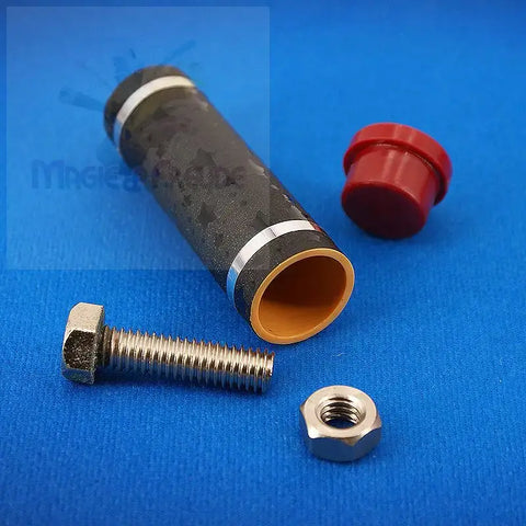 Een zwarte pijp met zilveren banden, een rode dop, een schroef en een moer.