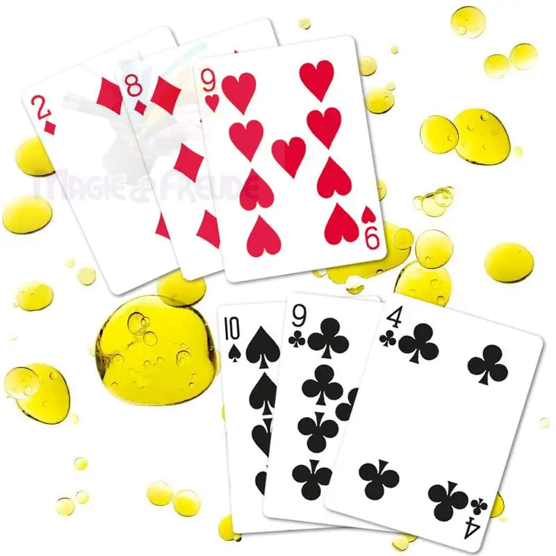 Ein Satz Spielkarten mit gelben Öltropfen.