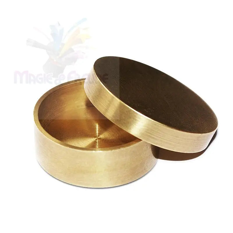 Ein runder, offener Messingbehälter mit einem abnehmbaren Deckel.