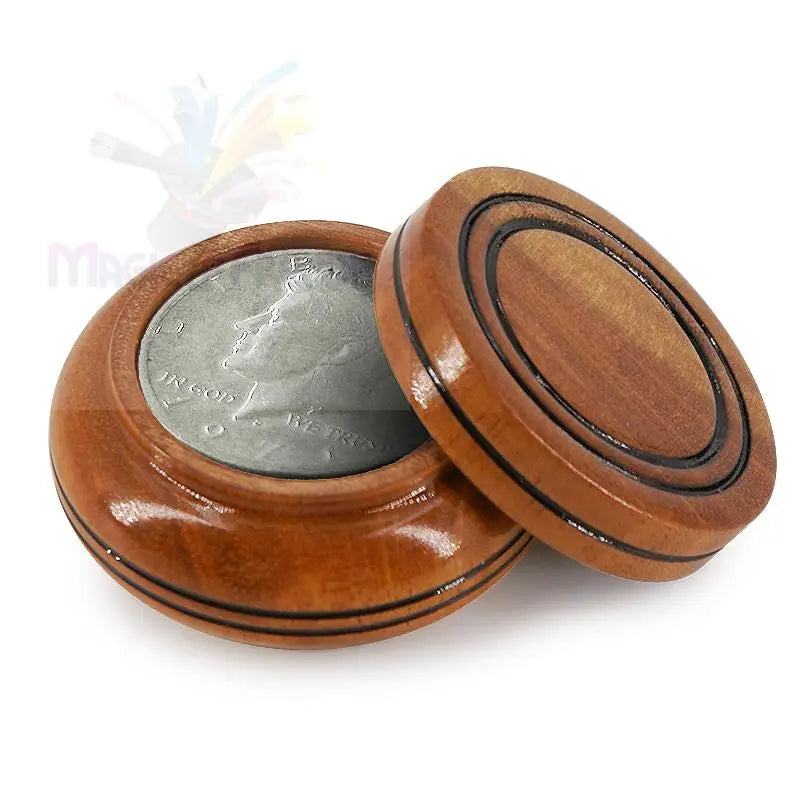 Ein hölzerner Münzhalter mit einer Halbdollarmünze im Inneren.