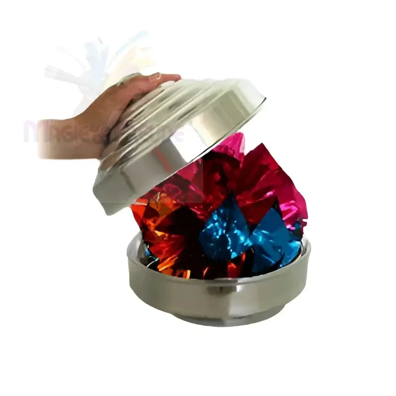 Eine silberne Metallschale mit gewölbtem Deckel, gefüllt mit bunten, in Folie eingewickelten Bonbons.