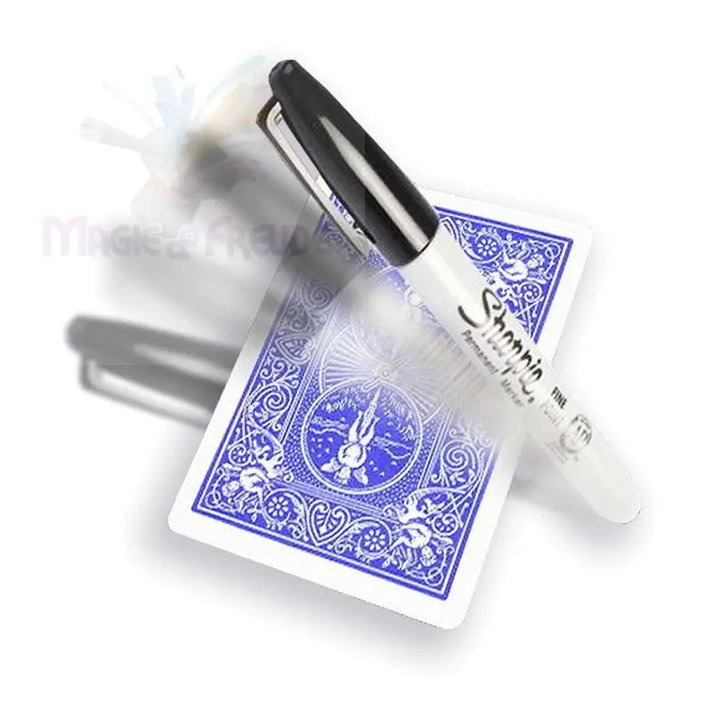 Eine blau unterlegte Spielkarte mit einem schwarzen Sharpie-Marker.