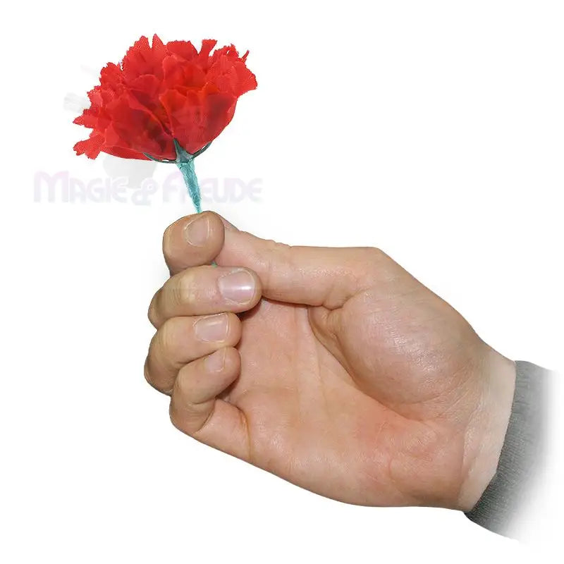 Eine Hand hält eine einzelne rote Kunstblume.