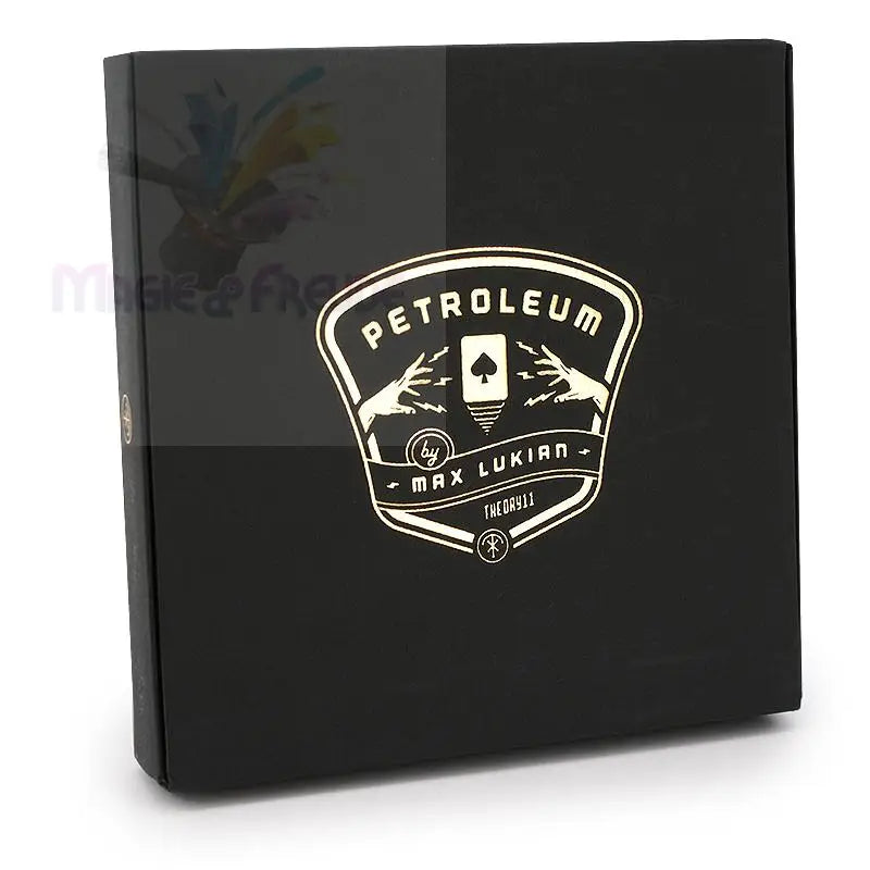 Schwarze Schachtel mit einem Goldfolienlogo für ein magisches Produkt.