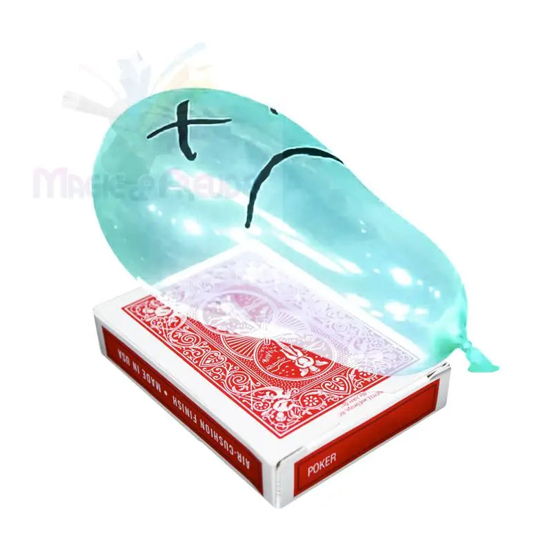 Ein hellblauer, länglicher Luftballon mit einem gezeichneten traurigen Gesicht und einem roten Spielkartensatz.